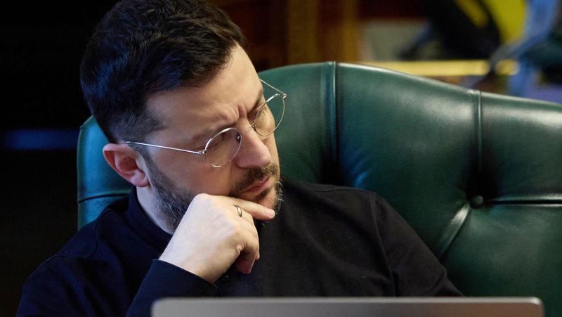 L’ora più buia di Zelensky. “Se capitola va al voto da sconfitto”