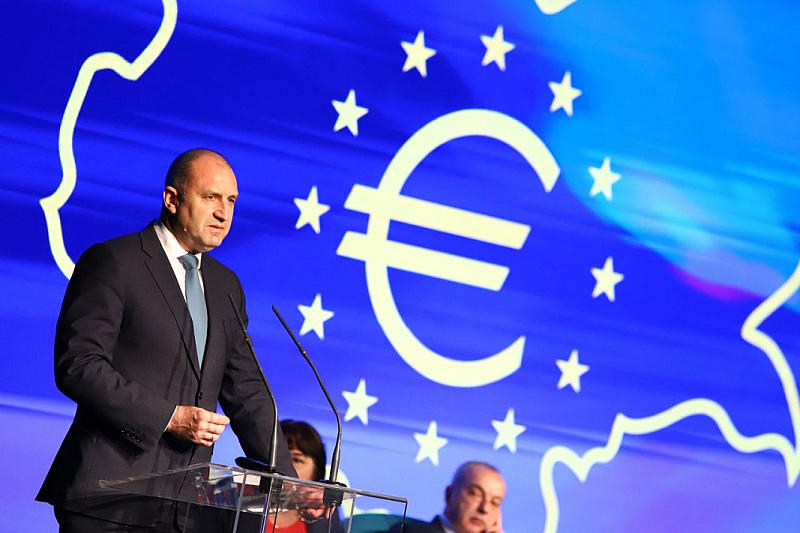 Не еврото, друга е целта на Радев с патетиката около референдума