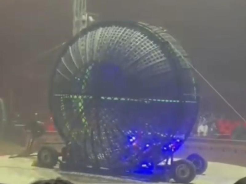 Video | Incidente al circo,Â cosÃ¬ gli stuntman hanno persoil controllo delle motoâMorto un 26enne, due feriti