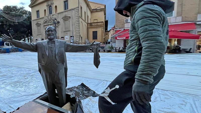 Pavarotti ‘affondato’: gli faranno un ‘recinto’ dentro la pista di ghiaccio