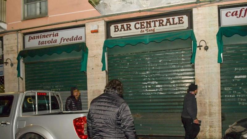 Coltellate a San Giuliano, regolamento di conti al bar. Giovane in fin di vita: 