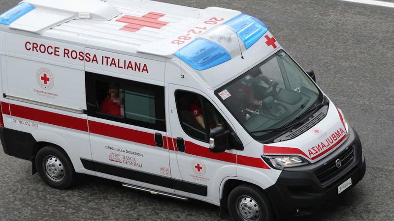Pugno in faccia all’operatore sanitario che lo stava soccorrendo: 27enne nei guai