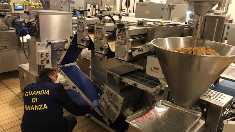 Caporalato in fabbrica: “Stipendio ridotto, turni da dodici ore niente ferie o malattia”