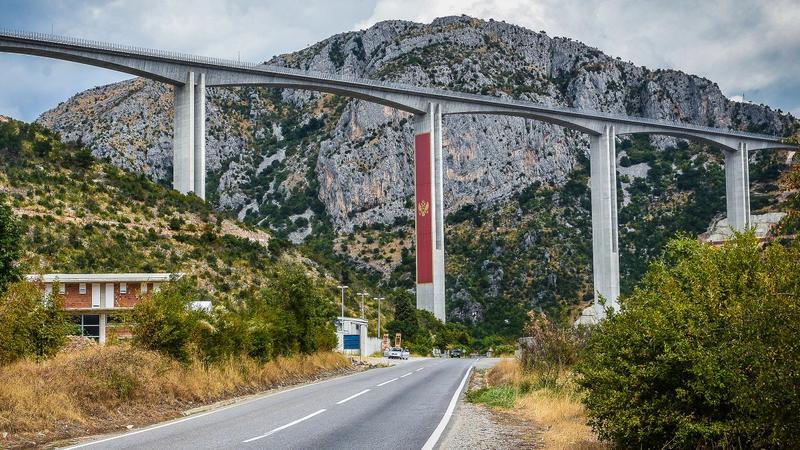 Montenegro | EU-Kandidat Montenegro: Wo ich mit yogisanften russischen Kriegsgegnern schwimmen war