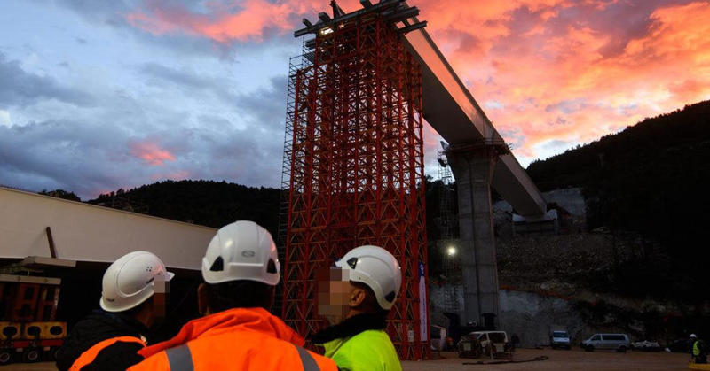 Vidjeli ste sigurno taj oglas, nasmijane Hrvate s kacigama. Ali ako je idiotima stalo da se zapošljavaju, zašto nisu zvali manekene?