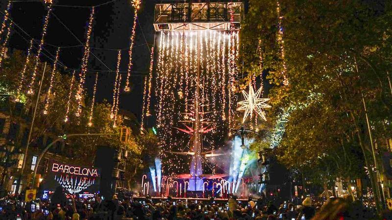 Barcelona estrena su iluminación navideña con una multitudinaria fiesta en paseo de Gràcia