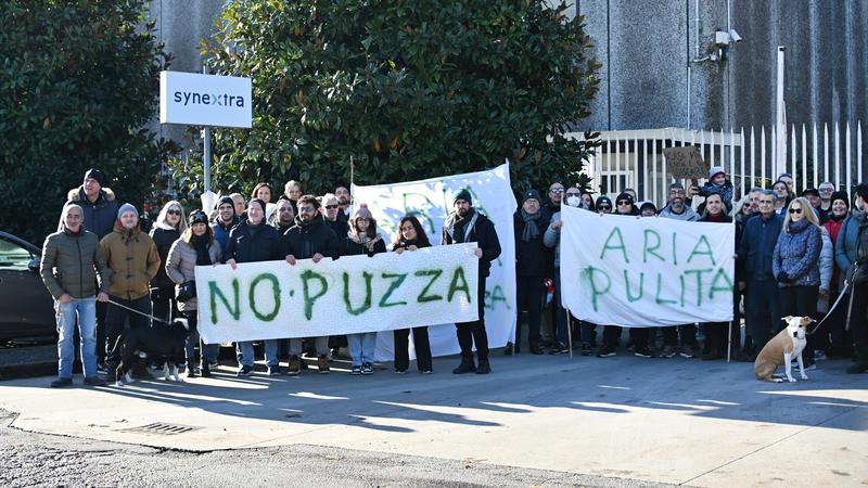 Corsico e Cesano Boscone assediati dai miasmi della Synextra: in centinaia alla protesta davanti ai cancelli dell’azienda