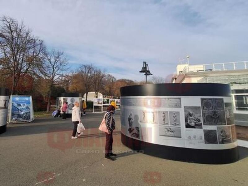 Вижте чудесата, които авторът на външната декорация на знакова сграда в Бургас е направил!