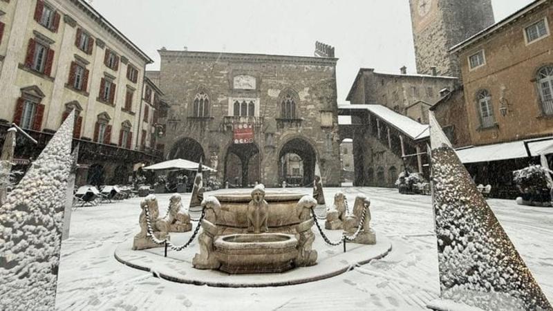 Bergamo si sveglia con la neve: traffico rallentato, caos treni - Foto e video, manda i tuoi scatti Bergamo si sveglia con la neve: traffico rallentato, caos treni - Foto e video, manda i tuoi scatti