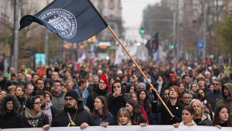 Godinu dana od napada na studente FDU: Kolone demonstranata obišle Opštinu Novi Beograd, Palatu pravde i RTS