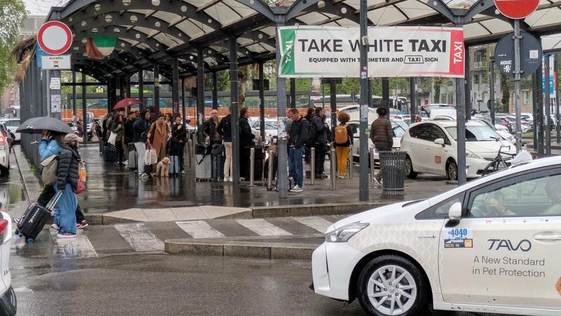 Provoca un incidente, aggredisce il testimone e poi fugge: tassista nei guai