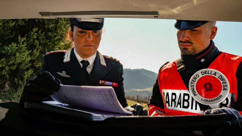 Truffa dei finti carabinieri, si affaccia alla finestra per chiedere aiuto e cade: grave