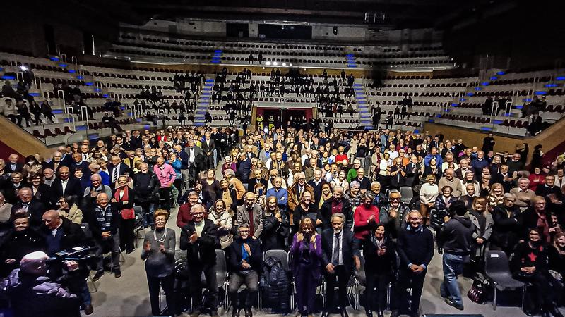 Nozze bis, 50 anni dopo: “Rinnovate le promesse?”. Il sì corale di 154 coppie tra sorrisi e lacrime