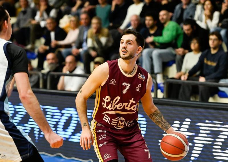 Libertas, a Roseto la notte è amaranto