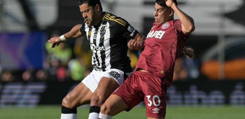 Lanús arrasa a temporada do Galo