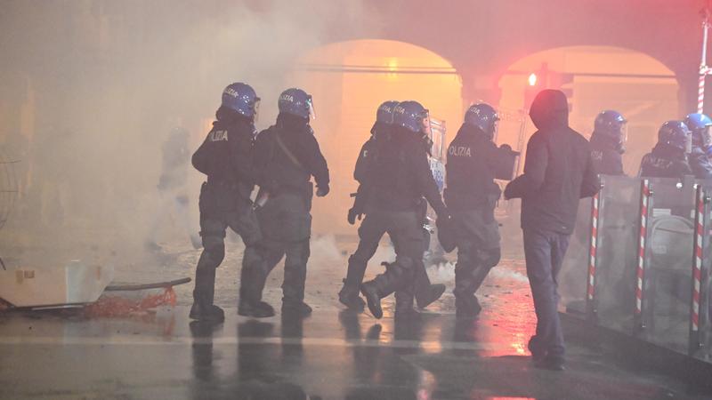 Razzi e bombe carta coi chiodi, poliziotto ferito ai genitali: “Sembrava Bagdad. E’ strategia del terrore”