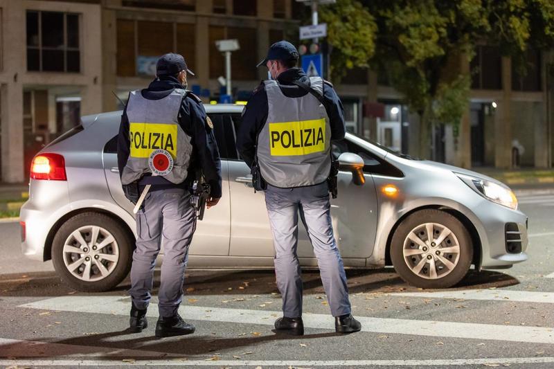 Ruba delle birre al Kafè Bacchelli, lo trovano mentre le sta bevendo