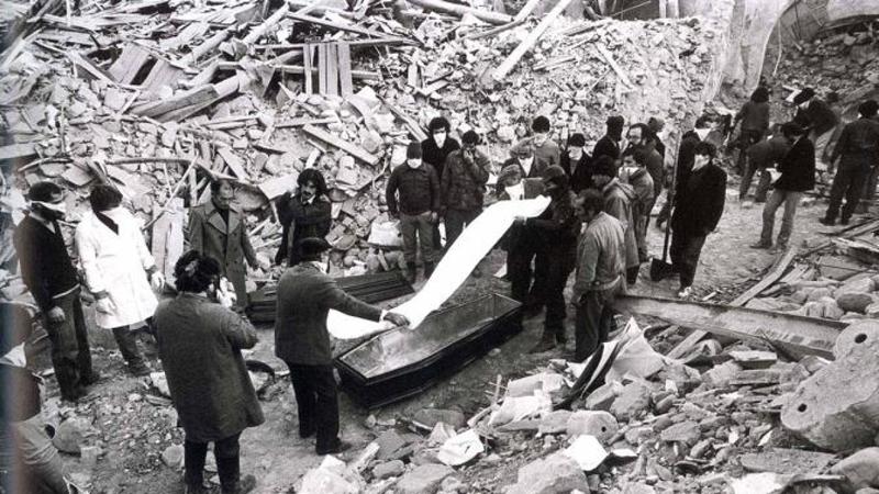 Il terremoto dell'Irpinia,Â 45 anni fa la scossa che causÃ² 3.000 morti. La Â«malanotteÂ»âche spazzÃ² via interi comuni