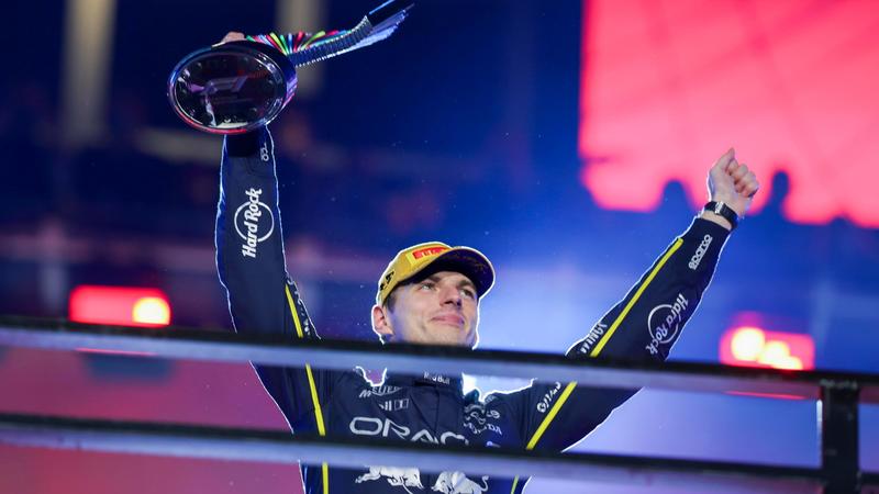 Verstappen sbanca Las Vegas: è primo davanti a Norris. Il pilota McLaren a rischio squalifica /