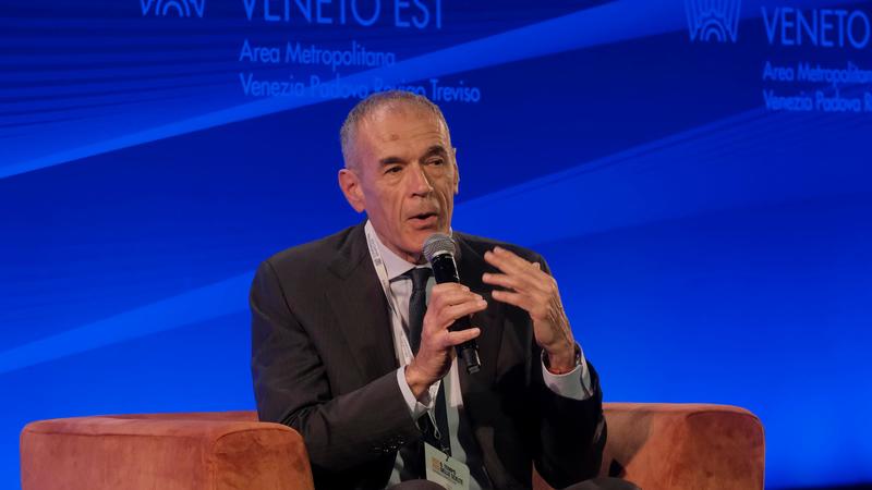 Cottarelli e la pagella di Moody’s: “Siamo affidabili, ma non cresciamo”