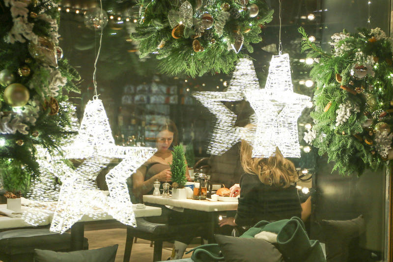 Все сопьются: нужно ли сокращать новогодние выходные, чтобы россияне не устали отдыхать