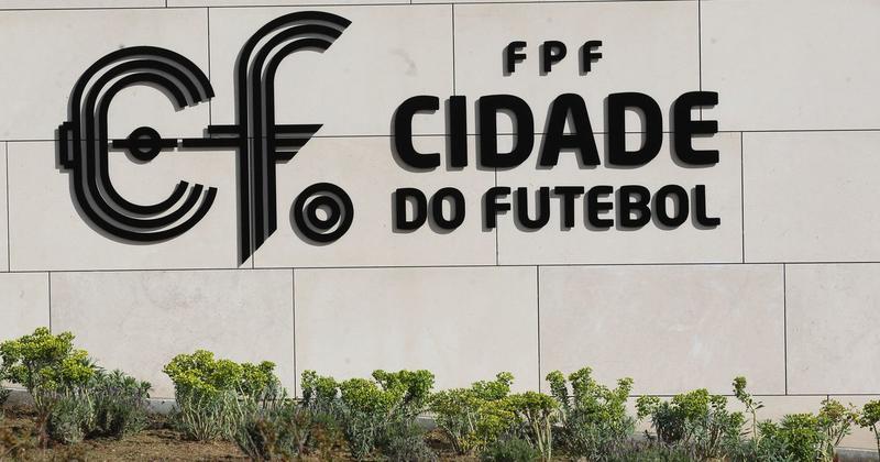 Mesa para cinco na Cidade do Futebol