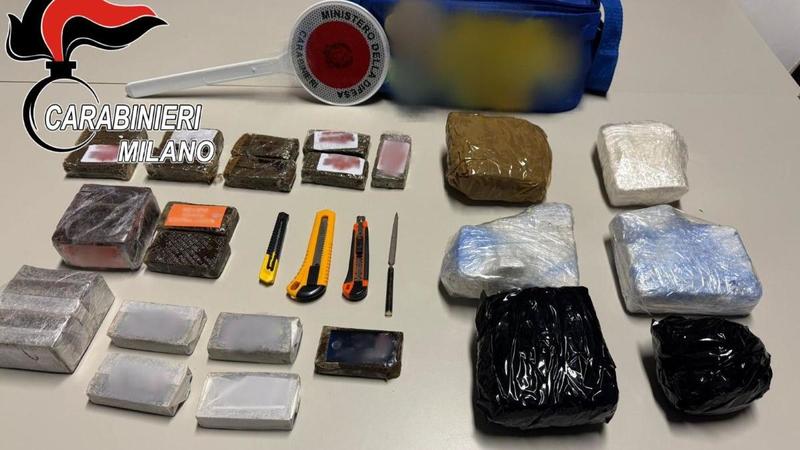 Novate Milanese, tradito da un atteggiamento sospetto durante un controllo: in casa nasconde chili di droga