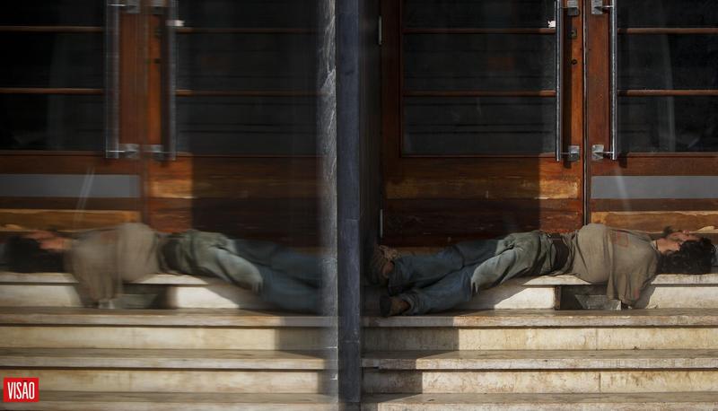 Os invisíveis: a pobreza que nenhum candidato quer ver