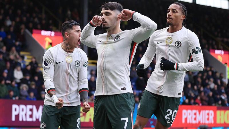 Chelsea move to second in Premier League with 2-0 win over Burnley