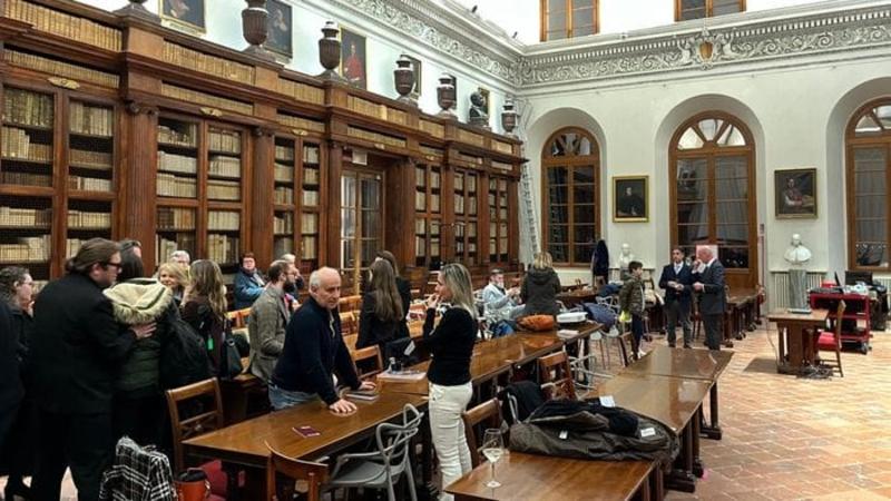 Bergamo, sedie di plastica alla Biblioteca Angelo Mai: «Non adatte». La replica: «Più sicure»