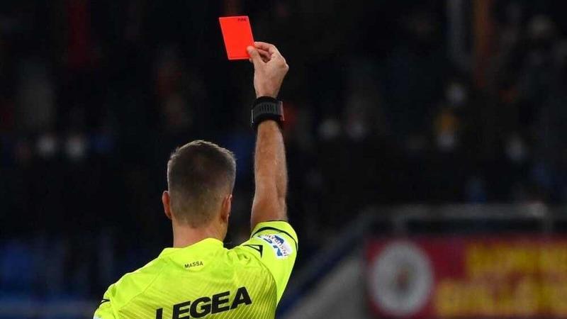 Il calcio tra sessismo e razzismo: se l’avversario quindicenne offende la mamma dirigente