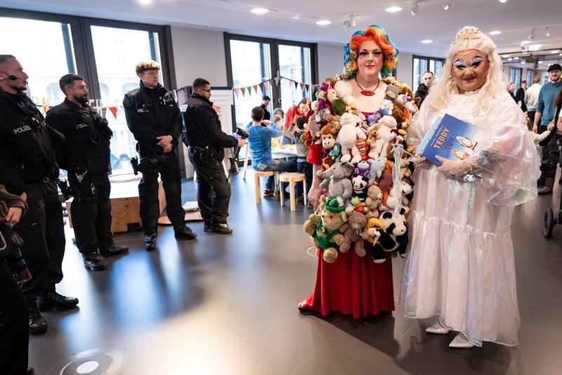 Unter Polizeischutz: Dragqueens lesen Kindern in Berlin aus Bilderbüchern vor