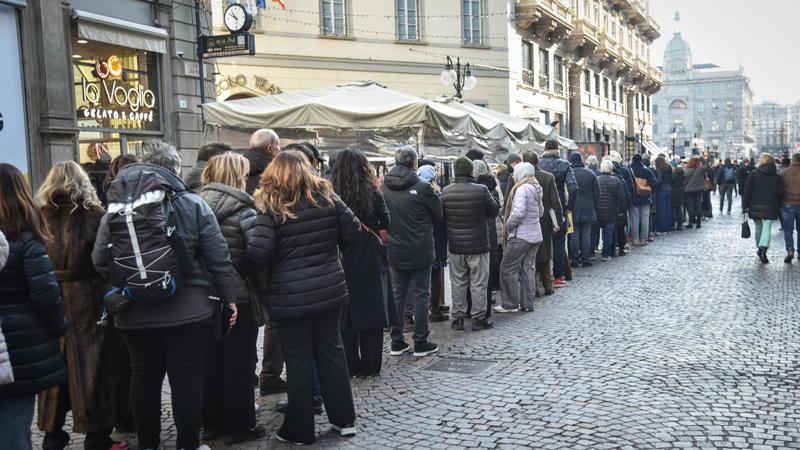 In migliaia per l’omaggio a Ornella Vanoni. Tra amici, fan, vip e condomini. La sua voce li saluta (col sorriso): 