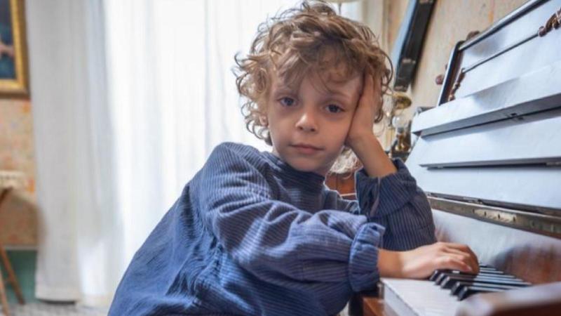 La mamma di Alessandro, bimbo prodigio: “Respira musica, a 3 anni già suonava. Peppe Vessicchio chiese una foto con lui” La mamma di Alessandro, bimbo prodigio: “Respira musica, a 3 anni già suonava. Peppe Vessicchio chiese una foto con lui”