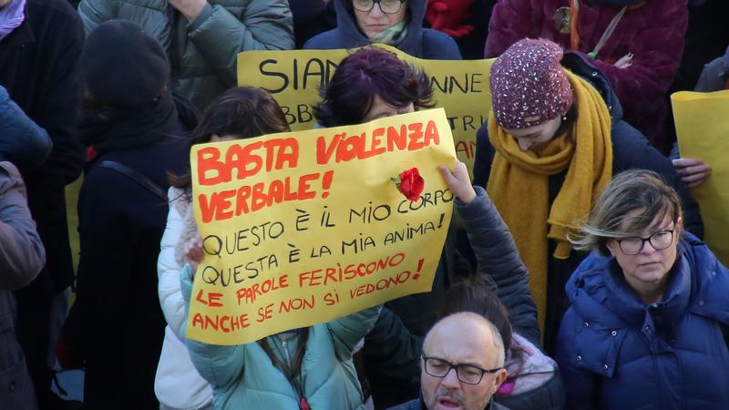 Un minuto di rumore in piazza, l’urlo anti violenza di Firenze Un minuto di rumore in piazza, l’urlo anti violenza di Firenze