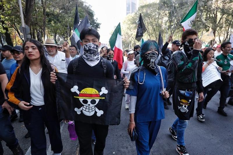 La cuarta marcha se fraguó en el viejo edificio de Insurgentes - Lo que no se paga de impuestos, salario para los violentos - Ciudad Perdida