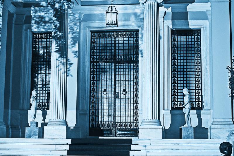 Το δαχτυλίδι και οι «μνηστήρες»