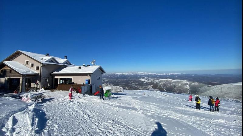 Neve in anticipo e poi il sole, assalto a Catria e Nerone. Folla di famiglie, bimbi sul bob