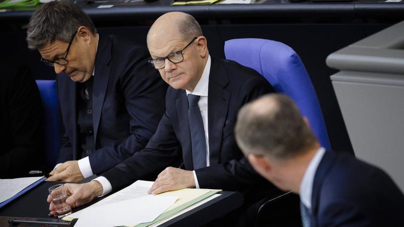 Kein kritisches Wort zu Merz : Scholz übt Altkanzler und lässt wieder von sich hören