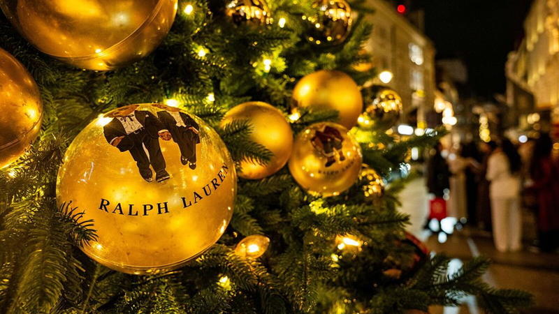 La Gen Z sogna un “Natale alla Ralph Lauren” nell’America del dollaro store