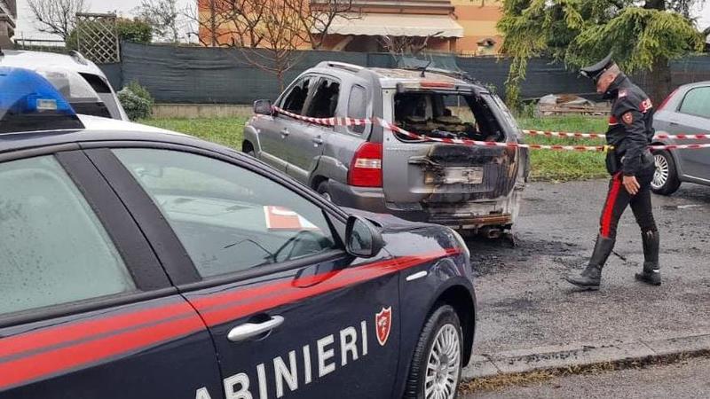 Capriolo, minaccia la madre con un coltello e le brucia l’auto: arrestato