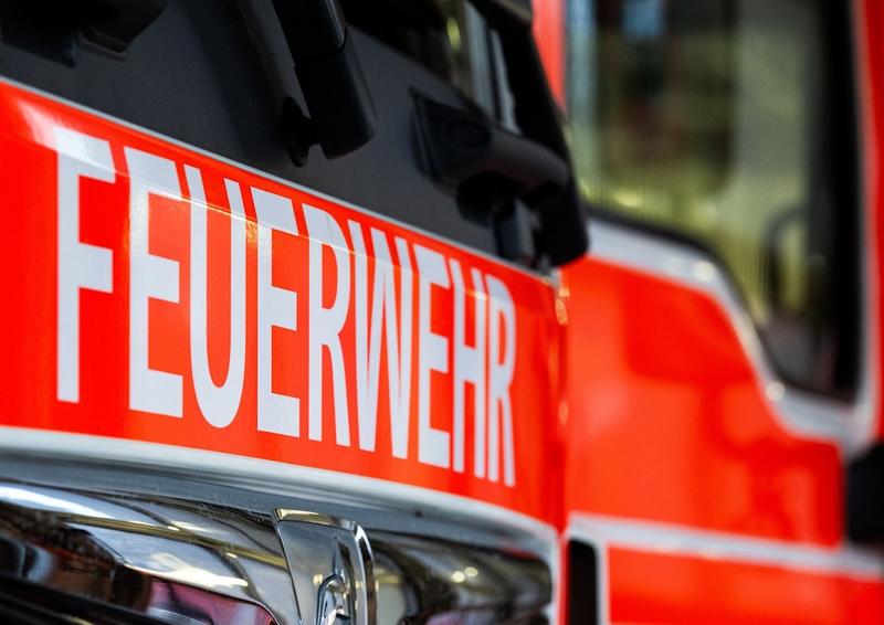 Reinickendorf: Mehrere Fahrzeuge in Flammen – Zeugen sehen drei Jugendliche flüchten