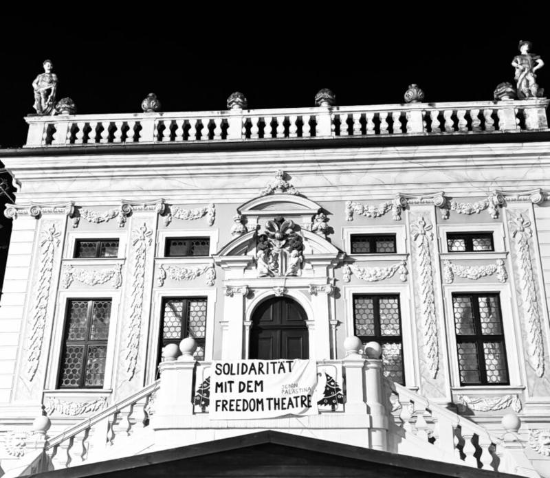 Theater als Widerstand: „And Here I Am“ von Ahmed Tobasi in Leipzig