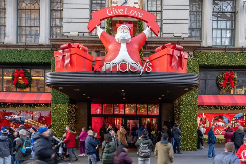 Retailers Brace For An Uncertain Holiday Season As Consumers Pull Back