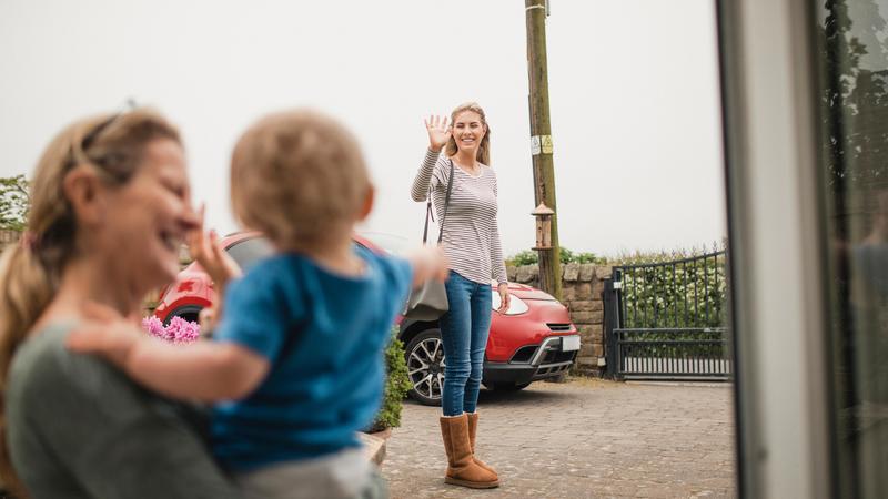 Dalla tata inglese alla babysitter condivisa: guida facile (con i costi) per genitori senza rete