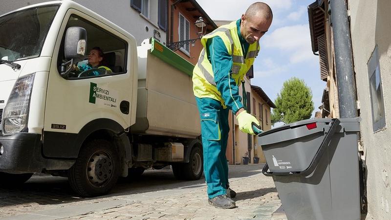 Costo rifiuti in Emilia Romagna, la Tari sale a 284 euro (+3,2%): le tariffe provincia per provincia