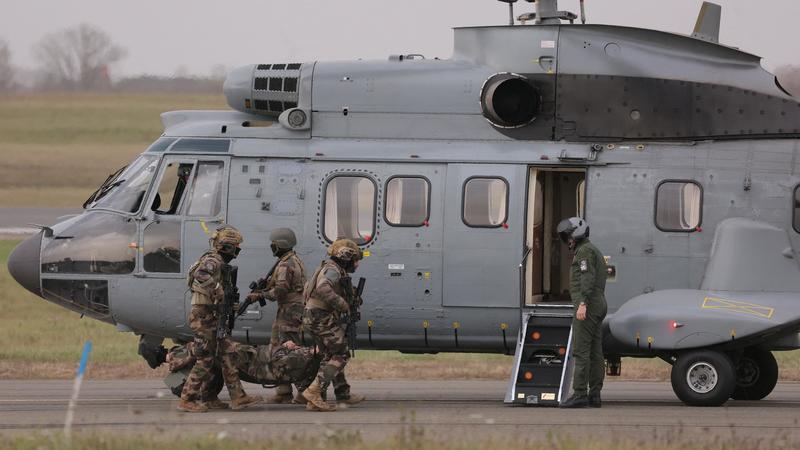 Dopo Berlino anche Parigi medita di introdurre il servizio militare volontario (con incentivi) Dopo Berlino anche Parigi medita di introdurre il servizio militare volontario (con incentivi)