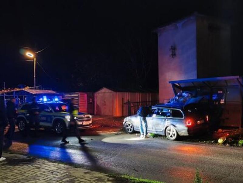 БМВ се вряза с бясна скорост в спирка в Карнобат – за трети път в рамките на месец (СНИМКИ)