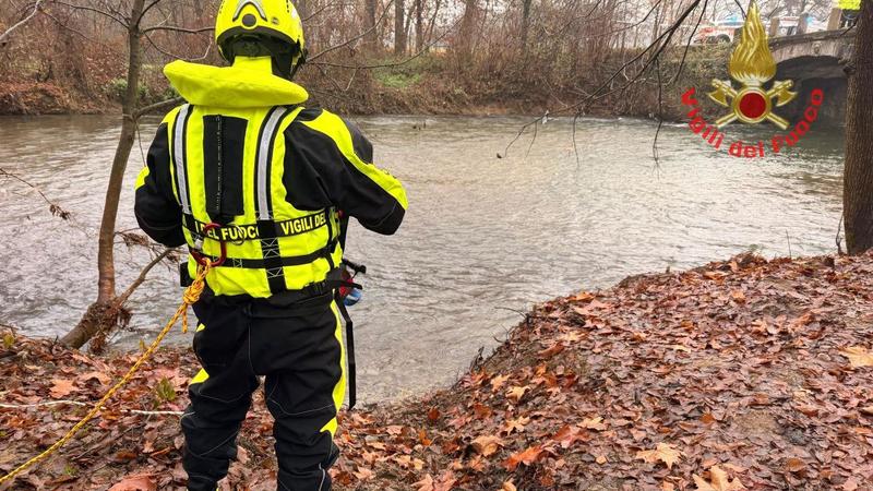 Monza, un morto riaffiora dal Lambro: il giallo delle ferite alla testa