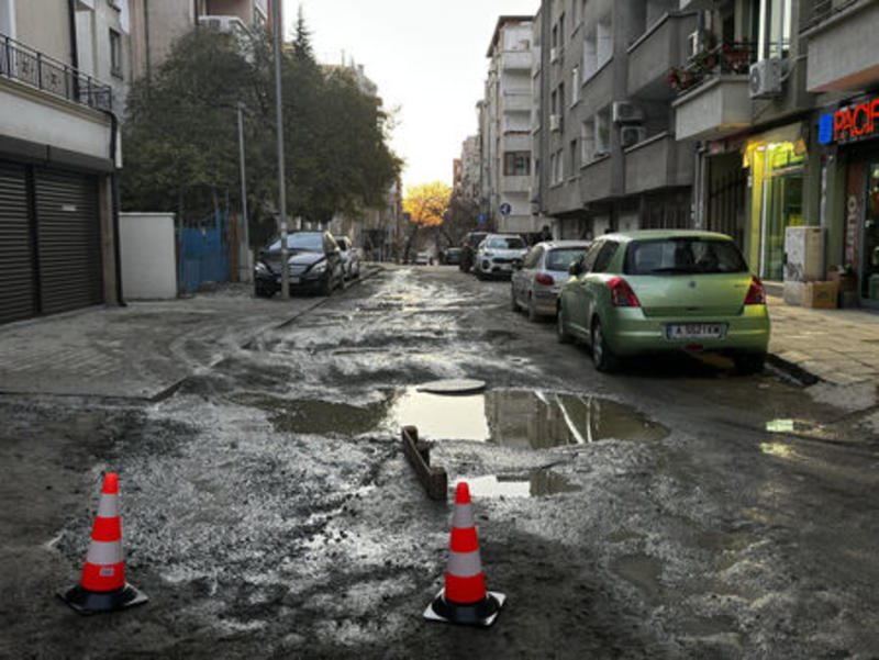 Сигнал до Флагман.БГ: Това не е просто лунен пейзаж, а улица в центъра на Бургас (ВИДЕО)